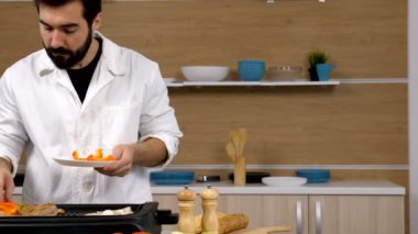 Bir ızgara domates ve mantar yerleştirmeden