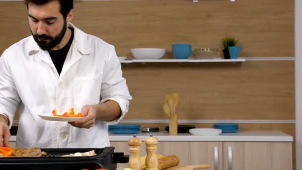 Τοποθετώντας τις ντομάτες και τα μανιτάρια στη σχάρα — Αρχείο Βίντεο