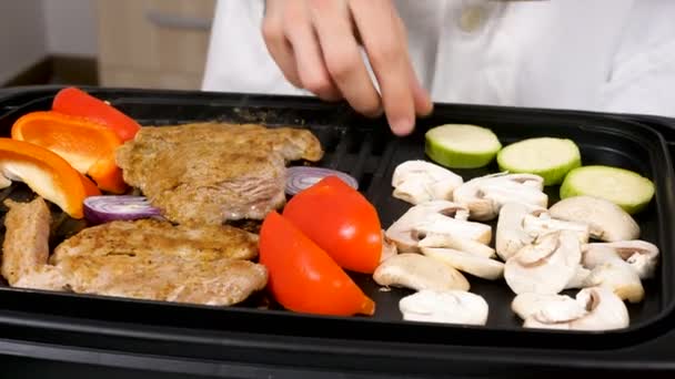 Mushrooms and vegetables on a grill — Stock Video