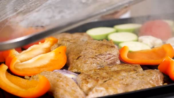 Gotowanie na parze warzywa i mięso na grilla — Wideo stockowe
