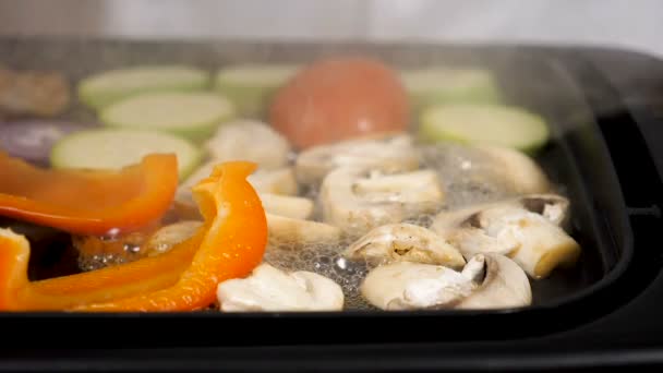 Steaming vegetables in a grill — Stock Video