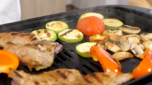 Grelhar carne e legumes em uma grelha — Vídeo de Stock