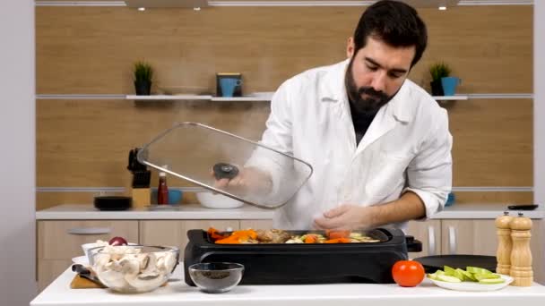 Getting grilled vegetables out of the grill — Stock Video