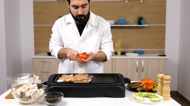 Colocar cogumelos na grelha na cozinha — Vídeo de Stock