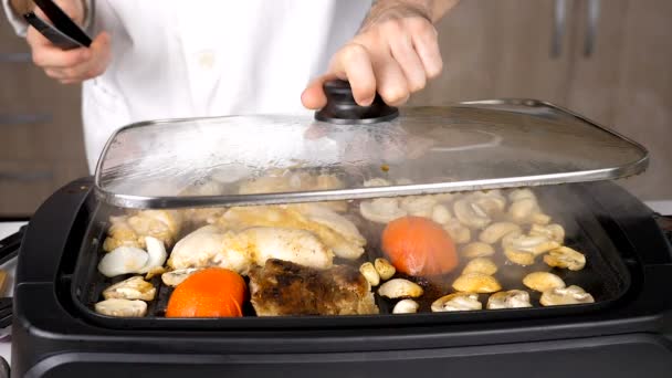 Wędzenia i gotowania na parze warzywa i mięso z grilla — Wideo stockowe