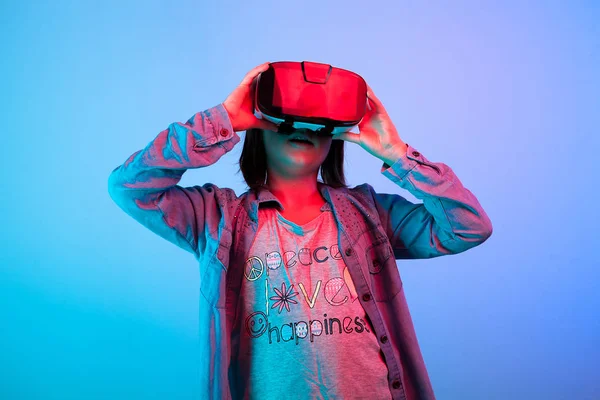 Niño experimentando con auriculares de realidad virtual — Foto de Stock