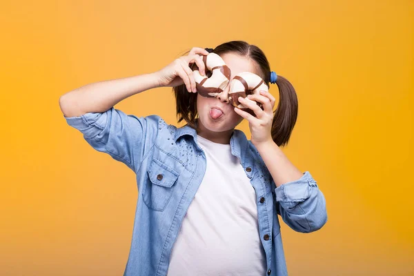 Chica feliz mostrando su lengua — Foto de Stock