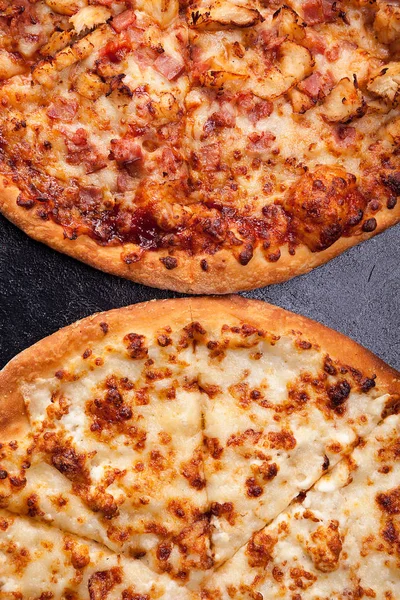 Vue supérieure de deux pizzas couchées l'une à côté de l'autre — Photo