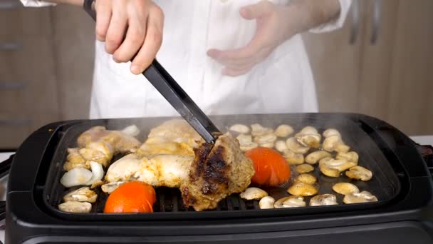 Carne y verduras humeantes y humeantes — Vídeos de Stock