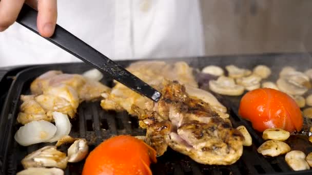 Fumo e fumante pollo disossato su una griglia — Video Stock