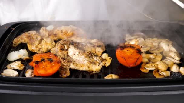 Taking the lid of a grill with meat and mushrooms — Stock Video