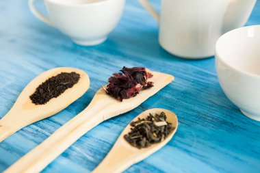 Çay yaprakları ile üç tahta kaşıklar