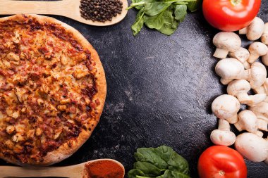 Kızgın olan taze pişmiş pizza malzemeleri yanında Üstten Görünüm