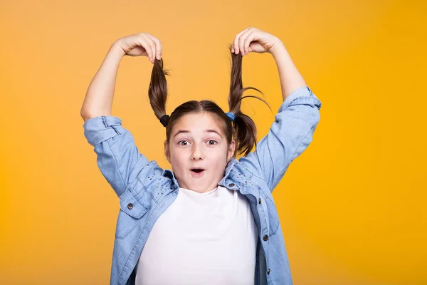 Söt tonårsflicka stiger hennes hårstrån — Stockfoto
