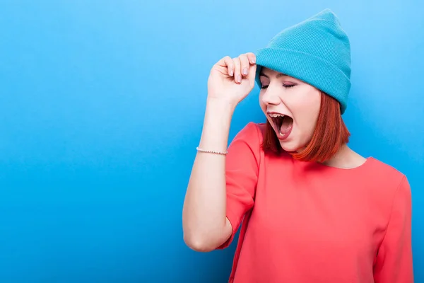 Glada cool hipster kvinna med hennes mun öppna blå hatt — Stockfoto