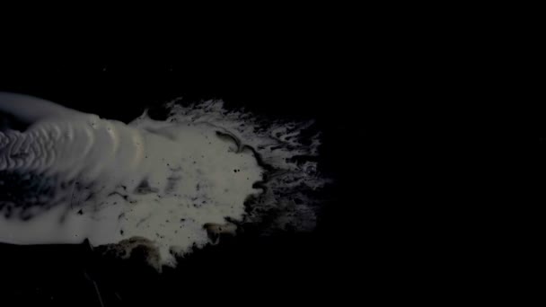 Salpicaduras abstractas de líquido blanco — Vídeo de stock