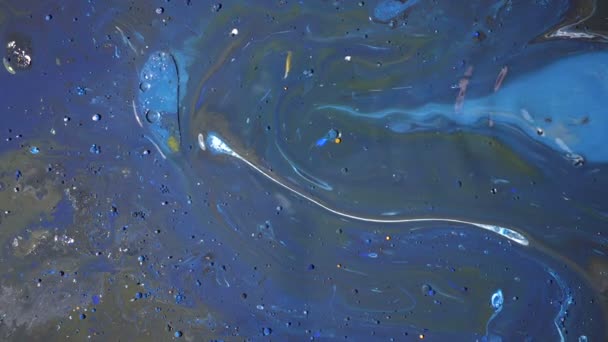 Encre bleue se mélangeant dans la scène colorée — Video