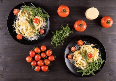 Tagliatelle makarna ile iki siyah plakaların Üstten Görünüm