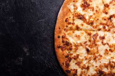 Üst koyu ahşap zemin üzerine taze pişmiş pizza Görünümü Kapat