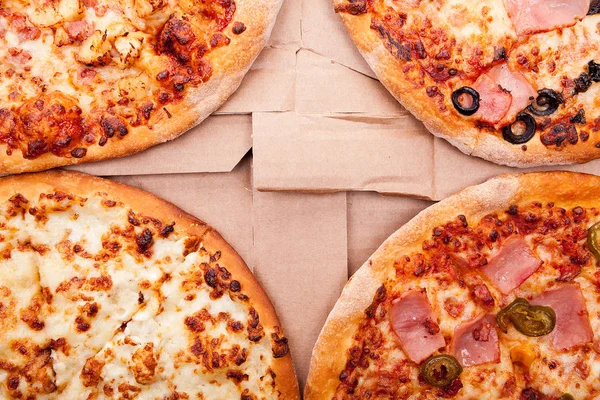 Üst sepeti kutularındaki dört pizza görünümünü kapat — Stok fotoğraf