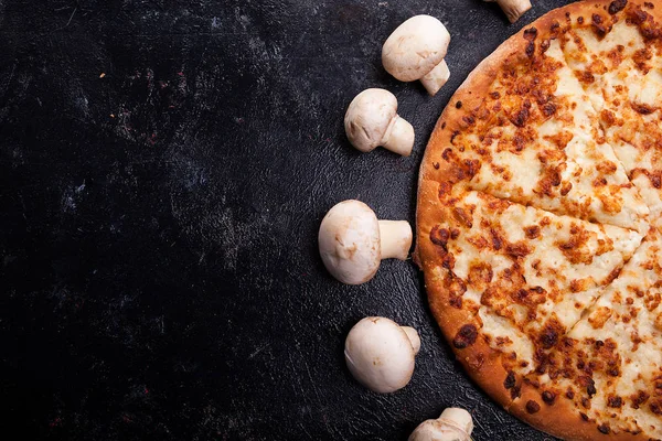 Pizza au fromage entouré de champignons frais — Photo