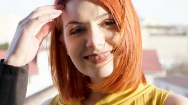 Kameraya gülümseyen kadın.