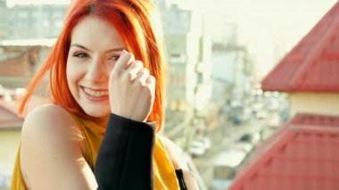 Kameraya bakarak muhteşem gülümseyen Kızıl saçlı kadın