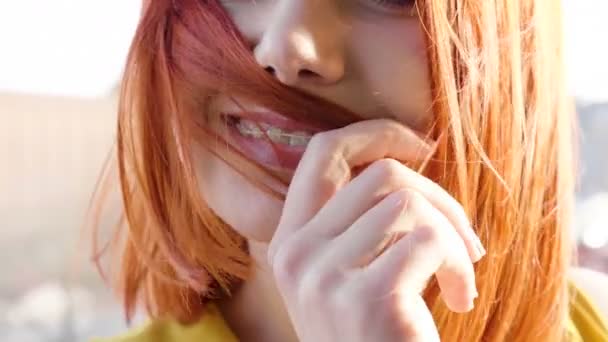 Kameraya gülümseyen Goregous Kızıl saçlı kadın — Stok video
