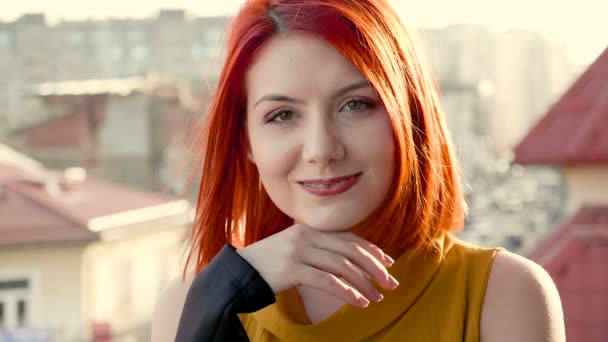 Портрет молодой женщины, улыбающейся перед камерой — стоковое видео