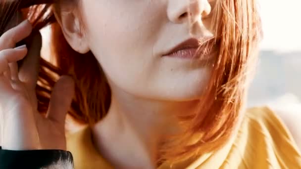 Egy vörös hajú nő haja fúj a szél — Stock videók