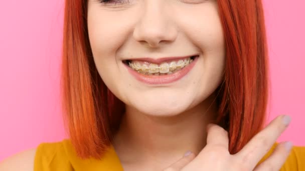 Rossa donna sorridente e giocare con i capelli — Video Stock