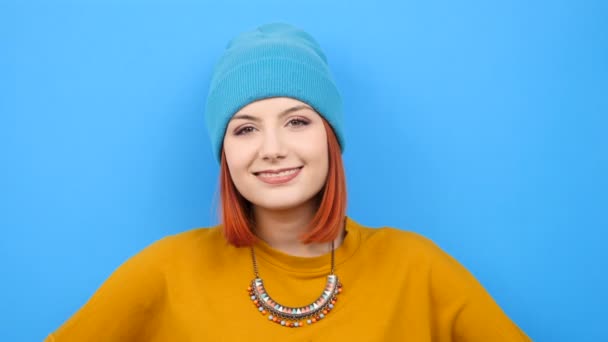 Cool hipster mujer sonriendo a la cámara — Vídeo de stock