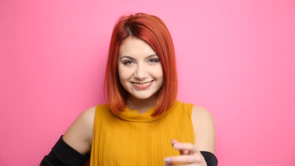 美しい若い赤毛の女性が髪をいじる — ストック動画