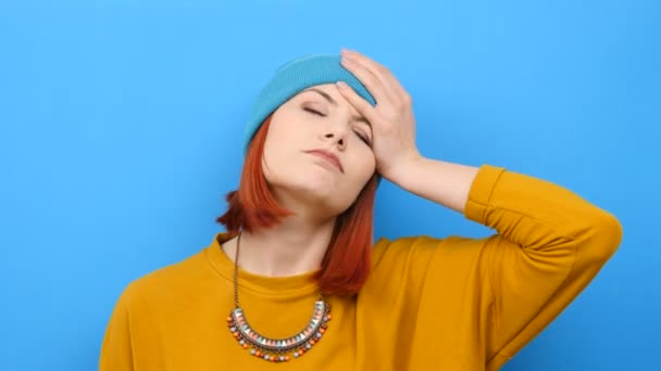 Hipster mujer usando un sombrero azul pone su mano en la cabeza como si olvidara algo — Vídeo de stock