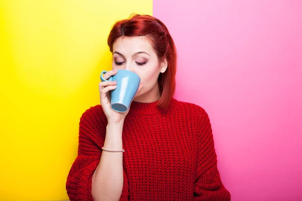 Vacker flicka dricka kaffe från en blå mugg — Stockfoto