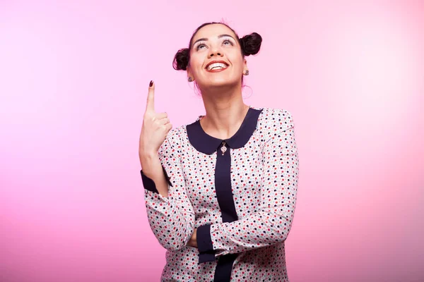 Mooie brunette vrouw poiting met haar vinger — Stockfoto