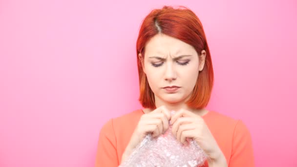 Stressé femme pops une bulle d'enveloppe pour se calmer — Video