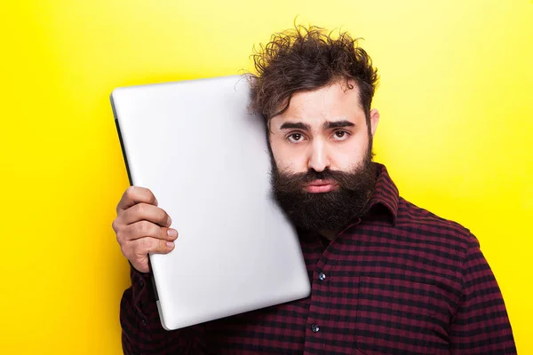 Hipster-Student mit Laptop in der Nähe des Gesichts — Stockfoto