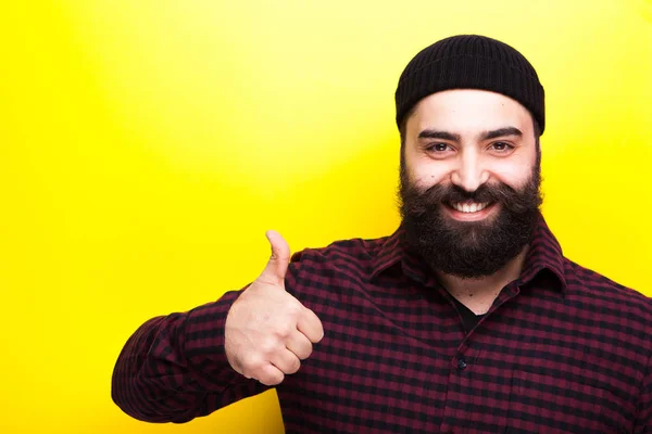 Sorridente uomo hipster barbuto con il pollice in su — Foto Stock