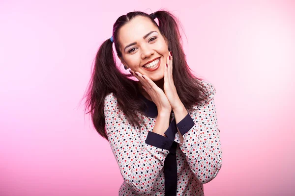 Glücklich lächelnd schöne brünette Frau, die in die Kamera schaut — Stockfoto