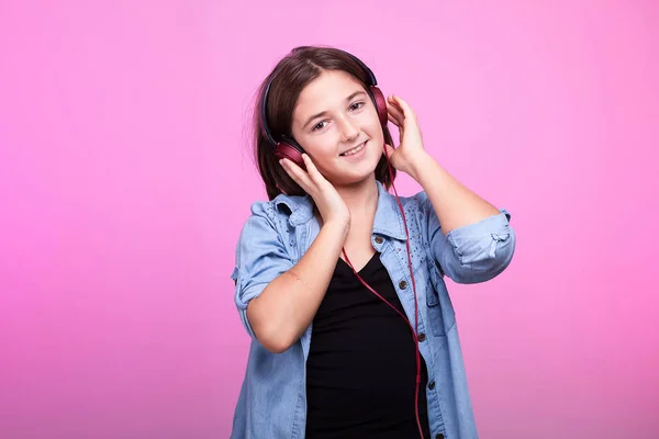 Criança feliz ouvindo música em fones de ouvido — Fotografia de Stock