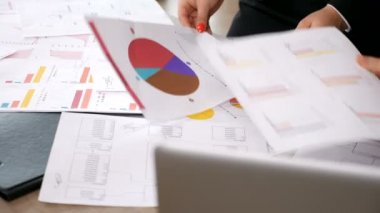 Elinde bir iş raporu arayan iş kadınları