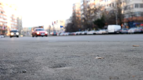 在城市街道上行驶的模糊汽车 — 图库视频影像