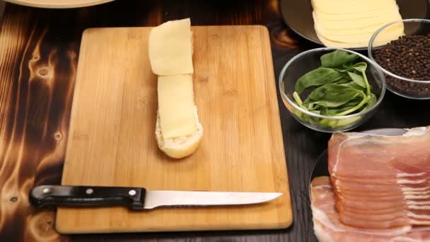 Proces van het maken van een sandwich — Stockvideo