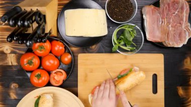 Ahşap tahta üzerinde iki bölümden iki sandviç kesme