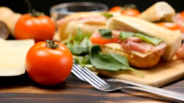 Ev sandwitch ahşap tahta üzerinde yapılan