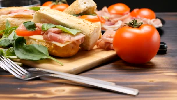 Здоровые вкусные бутерброды на кухонном столе — стоковое видео