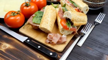 Ahşap tahta üzerinde sağlıklı sandwitches