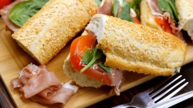 Bir tablo üzerinde sağlıklı ev yapımı sandviçler