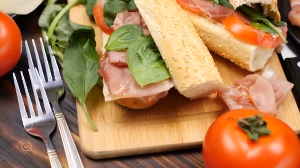 Κλείνω το top view για νόστιμα υγιεινά σπιτικά σάντουιτς — Αρχείο Βίντεο